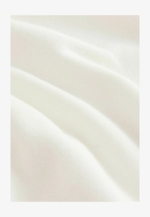 Tessuto bianco con una consistenza liscia, che mostra pieghe e grinze sottili, riflettendo la luce dolcemente. Adatto per abbigliamento o applicazioni tessili.