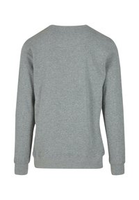 Sudadera gris de manga larga, cuello redondo y puños y dobladillo acanalados. Tela suave y texturizada con un acabado liso. Vista desde atrás.
