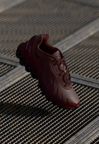 Tumši burgundijas krāsas sporta apavi ar struktūru, gludu materiālu un izteiktu šņorēšanu. Iespējas noapaļoti melni akcenti un mīkstināta zole.