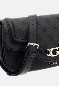 La borsa a tracolla nera presenta un materiale sintetico testurizzato, dettagli in oro, un distintivo logo 'G' e una tracolla regolabile.