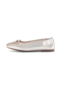 Metaalachtige zilveren balletpumps met een ronde neus, strikdetail, elastische opening en vlakke zool. Gladde textuur met een subtiele glans.