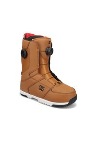Brauner Snowboardboot mit glattem Lederoberteil, schwarzem Futter, zwei schwarzen Drehverschlüssen und weißer Sohle mit strukturiertem Grip.