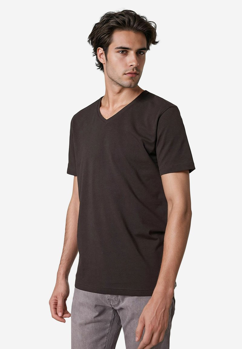 Dunkelbraunes V-Ausschnitt-T-Shirt aus Baumwolle, mit kurzen Ärmeln und schlanker Passform, glatter Textur und minimalen Nähdetails.