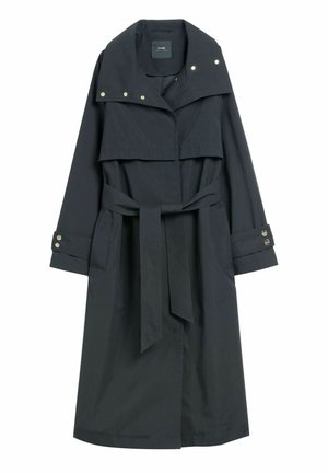 Długi czarny płaszcz trencz z szerokim kołnierzem, srebrnymi zatrzaskami na mankietach i kołnierzu, bocznymi kieszeniami oraz paskiem do związania w talii.