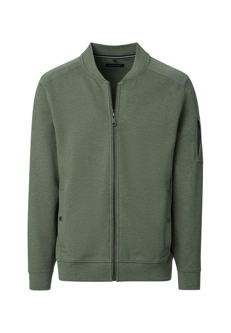 Groene bomberjack met een ritssluiting aan de voorkant, ribgebreide manchetten en twee handzakken. Gemaakt van textiel met een gestructureerde stof en schouderaccenten.