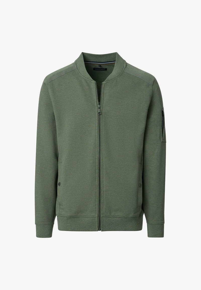 Groene bomberjack met een ritssluiting aan de voorkant, ribgebreide manchetten en twee handzakken. Gemaakt van textiel met een gestructureerde stof en schouderaccenten.