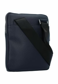 Dunkelblaue synthetische Umhängetasche mit strukturiertem Finish, Reißverschluss, verstellbarem schwarzen Riemen und einer Rückentasche.