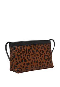 Bolso de mano con estampado de leopardo en marrón y negro con una textura suave; cuenta con un ribete superior de cuero negro y dos asas cortas.