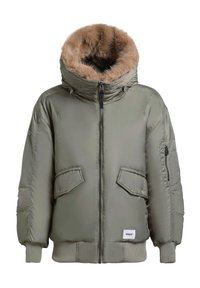 Parka imbottita di color verde oliva con cappuccio foderato in pelliccia sintetica, chiusura con zip, due tasche frontali e polsini a coste. Il materiale appare liscio e morbido.