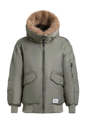 Zateplená parka v olivově zelené s kapucí podšitou umělou kožešinou, zipovým zapínáním, dvěma předními kapsami a žebrovanými manžetami. Materiál vypadá hladce a jemně.