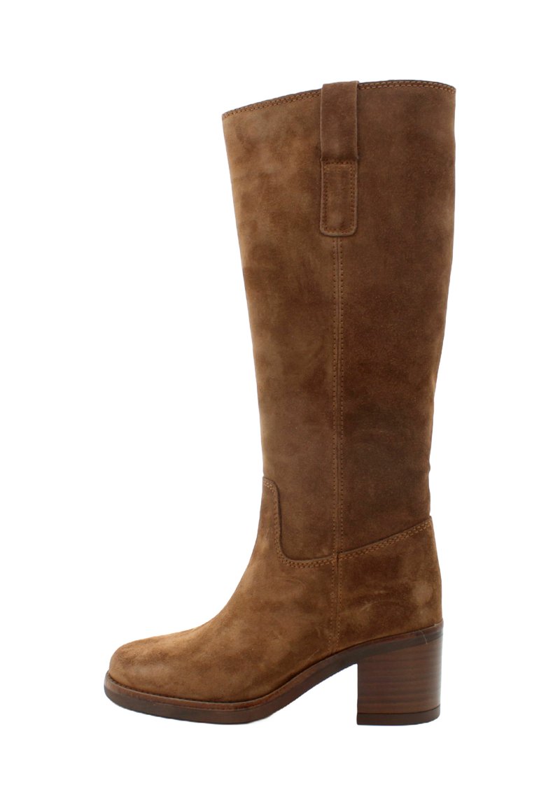Stivale in suede marrone al ginocchio con punta quadrata e tacco impilato. Caratterizzato da una cucitura e un tab per una vestizione più facile.