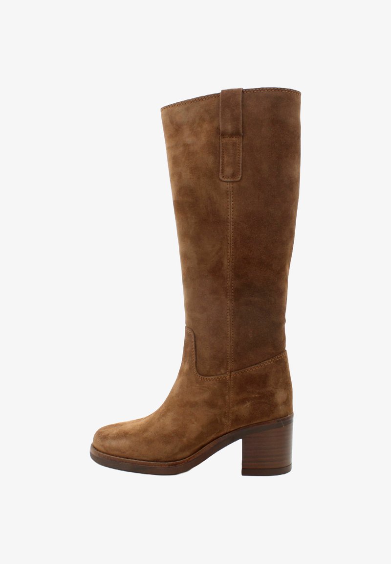 Stivale in suede marrone al ginocchio con punta quadrata e tacco impilato. Caratterizzato da una cucitura e un tab per una vestizione più facile.
