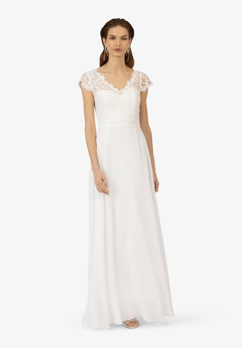 Witte maxi-jurk met kanten kapmouwen, een V-halslijn en een getailleerde bodice. De rok is vloeiend en semi-doorzichtig, met een gladde textuur.