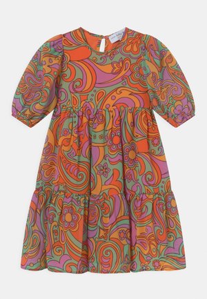 Vestido infantil colorido con escote redondo, mangas abullonadas y falda de volantes, con un vibrante patrón floral y de paisley en naranja, rosa y verde.