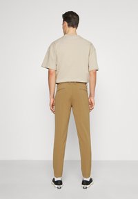 Lindbergh CLUB PANTS - Chinos - light brown
