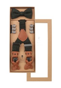 Dunkelgrüne Stoffhosenträger mit braunen Lederelementen und silbernen Clips. Enthält eine passende Fliege und Knöpfe, präsentiert in einer beigen Box.