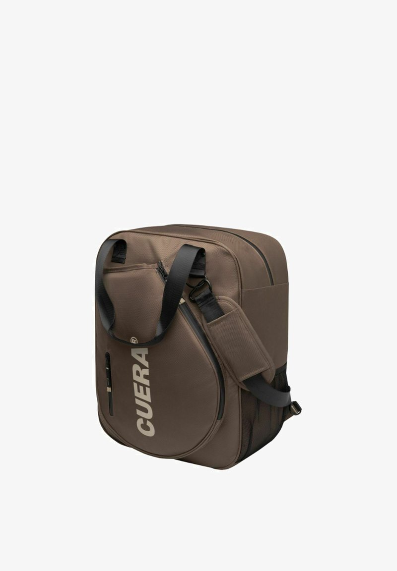 Sac polyvalent marron avec sangle d'épaule noire réglable, poche zippée avant et logo CUERA blanc sur le panneau avant.