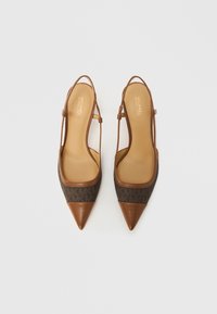 Rjavi usnjeni in tkaninski slingback čevlji z ostro konico, z geometrijskim vzorcem na tkanini in nizko peto.