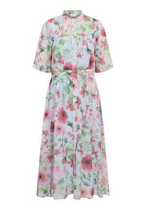 Vestido midi azul claro con estampado floral en rosa y verde, mangas cortas, cuello mandarín y cierre frontal con botones y cinturón en la cintura.