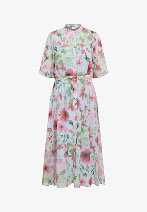 Vestido midi azul claro con estampado floral en rosa y verde, mangas cortas, cuello mandarín y cierre frontal con botones y cinturón en la cintura.