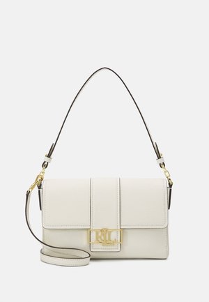 Witte leren schoudertas met gouden RLC-logo sluiting en verstelbare riem, afgebeeld op een effen witte achtergrond.