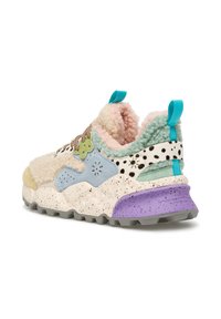 Baskets multicolores présentant un mélange de textures duveteuses et lisses, avec une semelle mouchetée, des accents pastel et une poignée bleue.