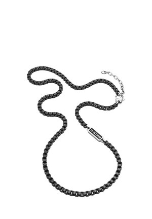 Collana a catena a maglie quadrate nere con chiusura in argento e targhetta rettangolare in argento incisa con "G-STAR" posata su sfondo bianco.