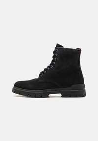 Unselected, black