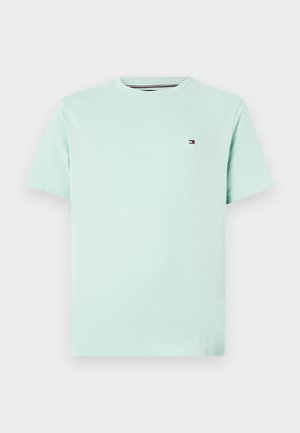 T-shirt verde menta chiaro a maniche corte con scollo a girocollo e piccolo logo Tommy Hilfiger sul petto sinistro.