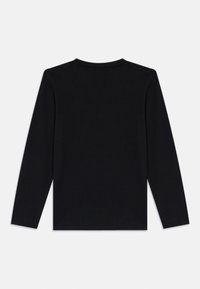 Svart langermet t-skjorte med rund hals, laget av glatt stoff. Har et enkelt, ensfarget design uten utsmykninger eller mønstre.