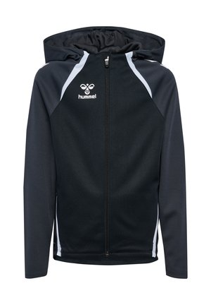 Czarna bluza z kapturem i pełnym zamkiem błyskawicznym, długimi rękawami, białymi paskami na ramionach oraz białym logo Hummel na lewej piersi.