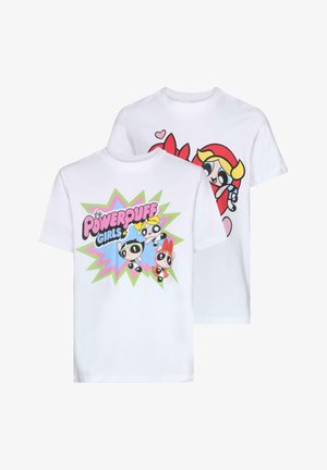 Biała bawełniana koszulka z grafiką "The Powerpuff Girls" w żywych kolorach, połączona z jasnoniebieskimi dzwonami i beżowymi butami.