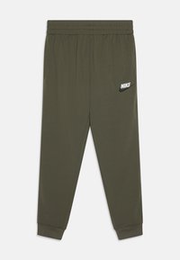 Olīvu zaļas Nike sporta bikses ar elastīgu jostu, sānu kabatām un baltu logo kreisajā augšstilbā. Gluda, viegla auduma.
