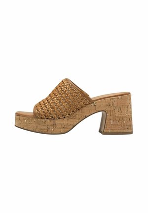Mule tressée marron avec semelle plateforme en liège et talon bloc, style à enfiler, bout ouvert et dessus texturé.