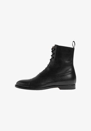 Schwarze Leder-Stiefelette mit glatter Oberfläche, runder Zehenform und Schnürdesign. Verfügt über einen Ziehschlitz an der Rückseite und eine flache Sohle.