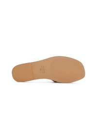 Semelle de chaussure avec une finition beige lisse, présentant un motif en stries horizontales pour l'adhérence, et un branding en relief dans la zone de l'arche.