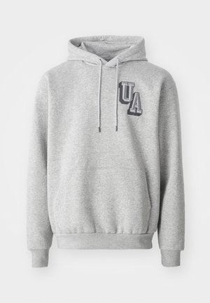 Pelēks kapuci uzvalks, kas izgatavots no mīksta auduma, ar priekšējo kangaroo kabatu un ribotām pidžamu piedurknēm. Uz kreisā krūšu uzšuvuma ir izdrukāta logo ar "UA".