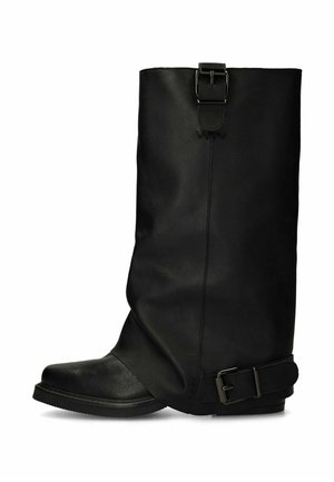 Schwarzer Lederstiefel in mittlerer Wadenhöhe mit abgerundetem Zehenbereich, niedrigem Absatz und dekorativen Schnallen oben und nahe der Sohle.