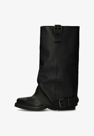 Zwarte leren laars tot halverwege de kuit met een afgeronde neus, lage hak en sierlijke gespen bovenaan en vlak bij de zool.