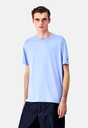 Helles blaues Baumwoll-T-Shirt mit rundem Halsausschnitt, kurzen Ärmeln und kleinem Logo auf der Brust. Weicher Stoff und normale Passform.