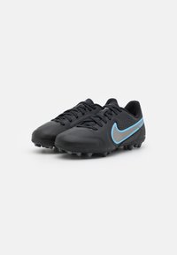 Botas de fútbol negras con un acabado de cuero suave, que presentan una franja de acento azul claro y detalles perforados para transpirabilidad.
