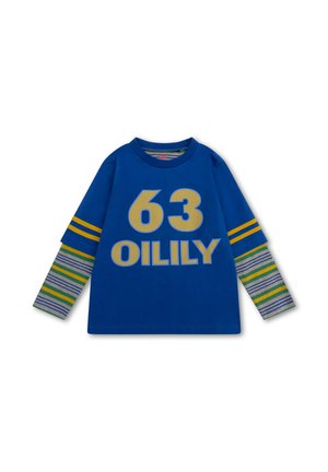 Blauw langemouwen kinderhemd met gele tekst "63 OILILY" en aangehechte gestreepte mouwen in grijs, groen, blauw en geel eronder.