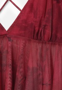 Tessuto a rete rosso con pieghe arricciate e scollatura a V profonda su un abito o indumento.