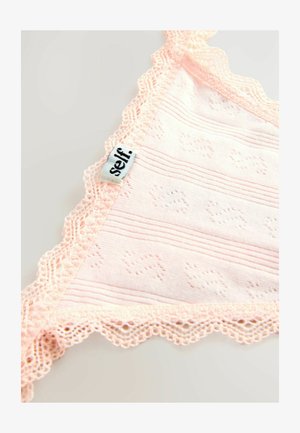 Roosa pitsiga aluspesu, mille servades on lainelised ääred. Aluspesu on valmistatud tekstureeritud kangast, millel on peen mustre väikeste motiividega. Silt on kinnitatud ja sellel on kiri "self."