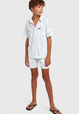 Camisa blanca de manga corta y pantalones cortos a juego con patrones de hojas azules; material de algodón; parche de logo negro en el bolsillo; combinado con chanclas negras.