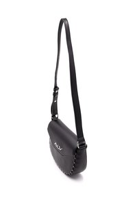 Borsa a tracolla nera in morbida pelle sintetica con bordo borchiato, dotata di chiusura a pattina, tracolla regolabile e accessori in argento incisi con "ALV."