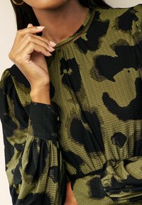 Next REGULAR FIT - Denné šaty - green animal