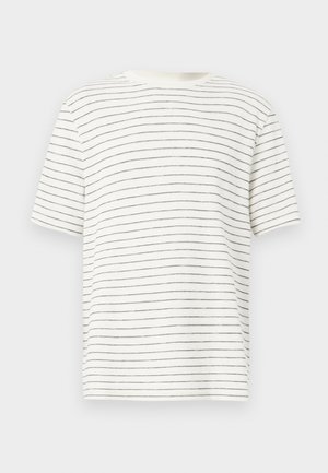 T-shirt blanc à manches courtes avec fines rayures noires, encolure ronde, coupe décontractée, texture douce et ourlet légèrement courbé sur les côtés.