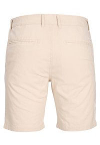 Shorts en coton beige avec une texture lisse, coupe droite et deux poches arrière. Dispose de passants de ceinture et d'un ourlet cousu.