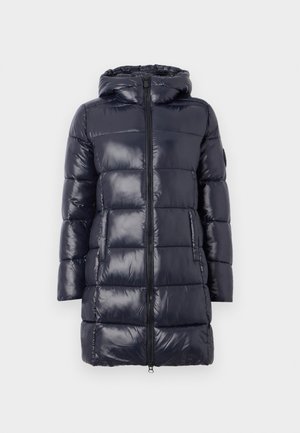 Lungo cappotto imbottito blu navy con cappuccio, trapuntatura orizzontale, zip frontale e due tasche laterali, esposto su sfondo bianco.